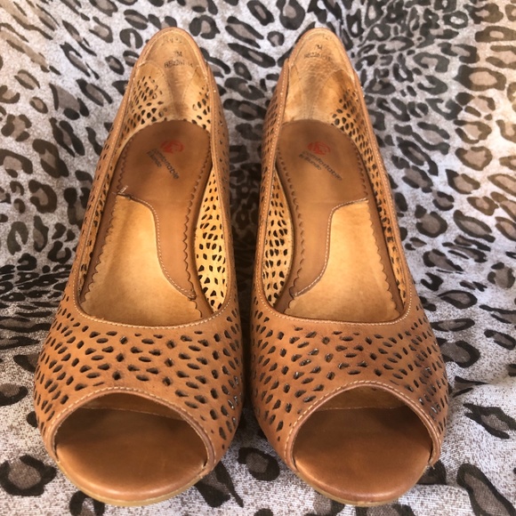 Blondo Shoes - Blondo Comfortable Tan Leather Cut-out Shoes